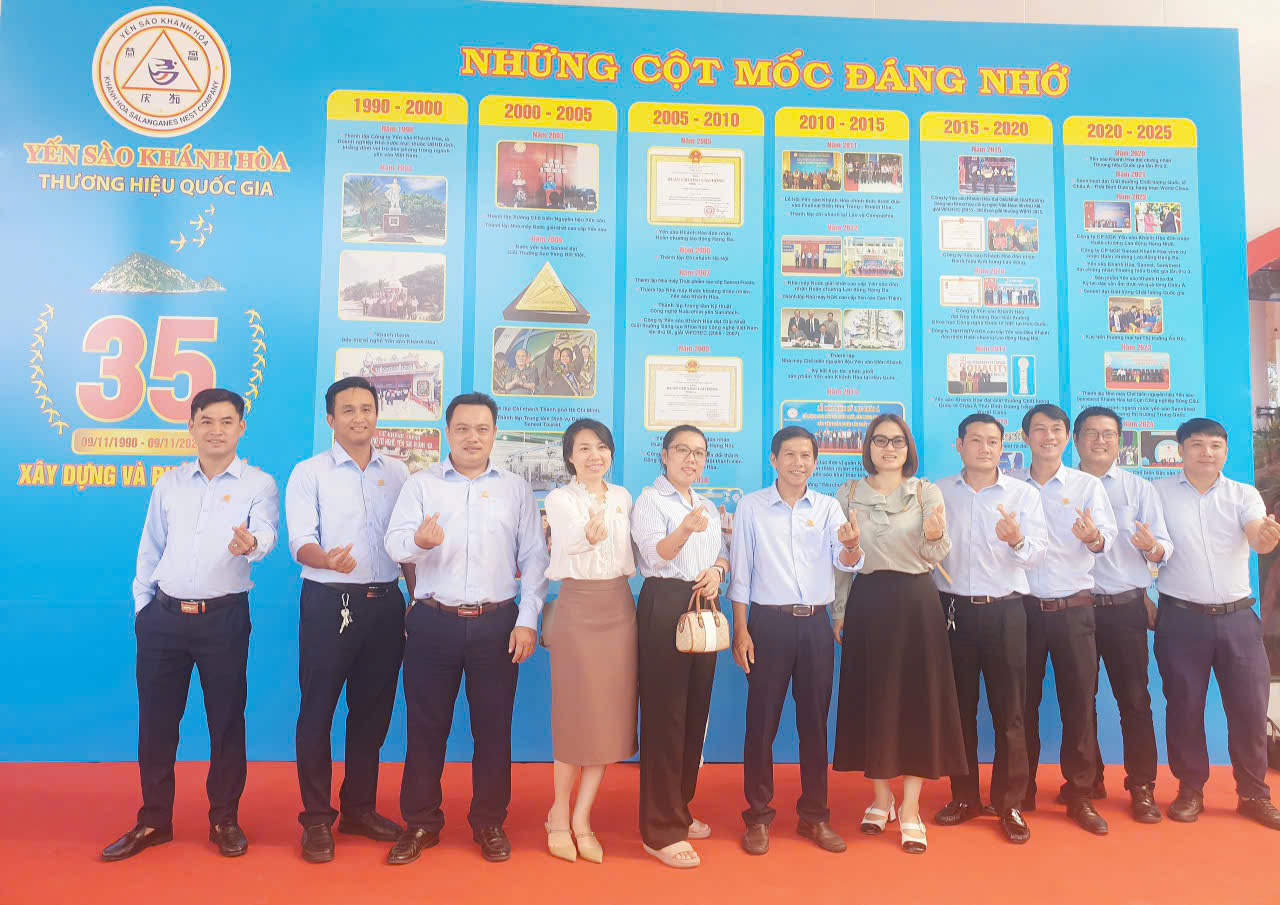 Nhiều tổ, đội thành viên thay nhau chụp lưu niệm với biểu trưng hành trình thành tích...