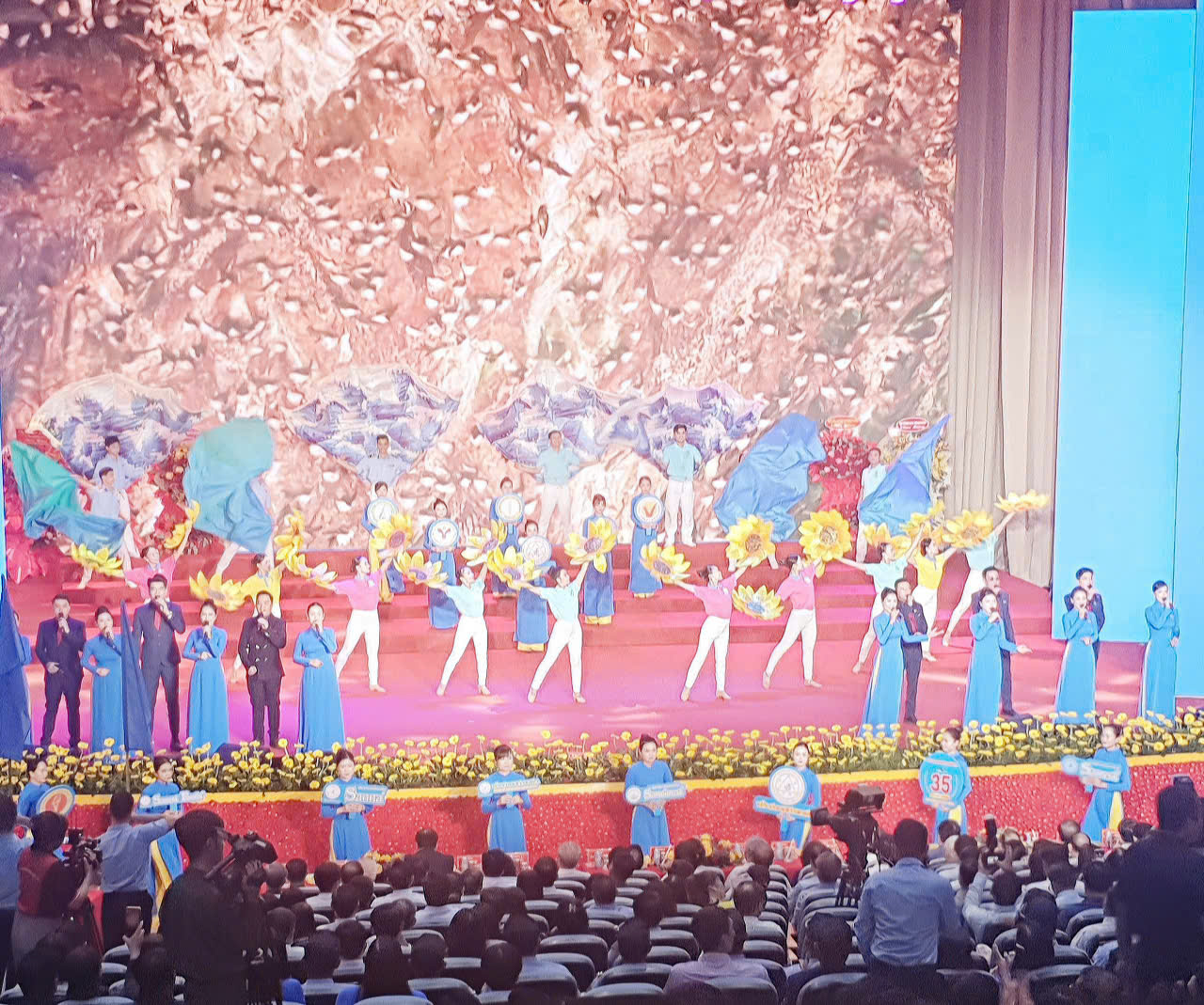 Tiết mục nghệ thuật đặc sắc chào mừng lễ kỷ niệm 35 năm trên phong nền vách đảo yến