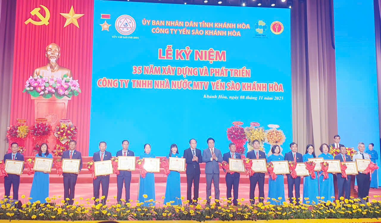 Ông Nguyễn Khắc Toàn, Chủ tịch UBND tỉnh Khánh Hòa (giữa, phải), ông Nguyễn Khắc Hà, Chủ tịch UBMTTQ Việt Nam tỉnh Khánh Hòa (giữa, trái) cùng trao bằng khen của Chủ tịch UBND tỉnh cho 15 cá nhân xuất sắc của của Công ty