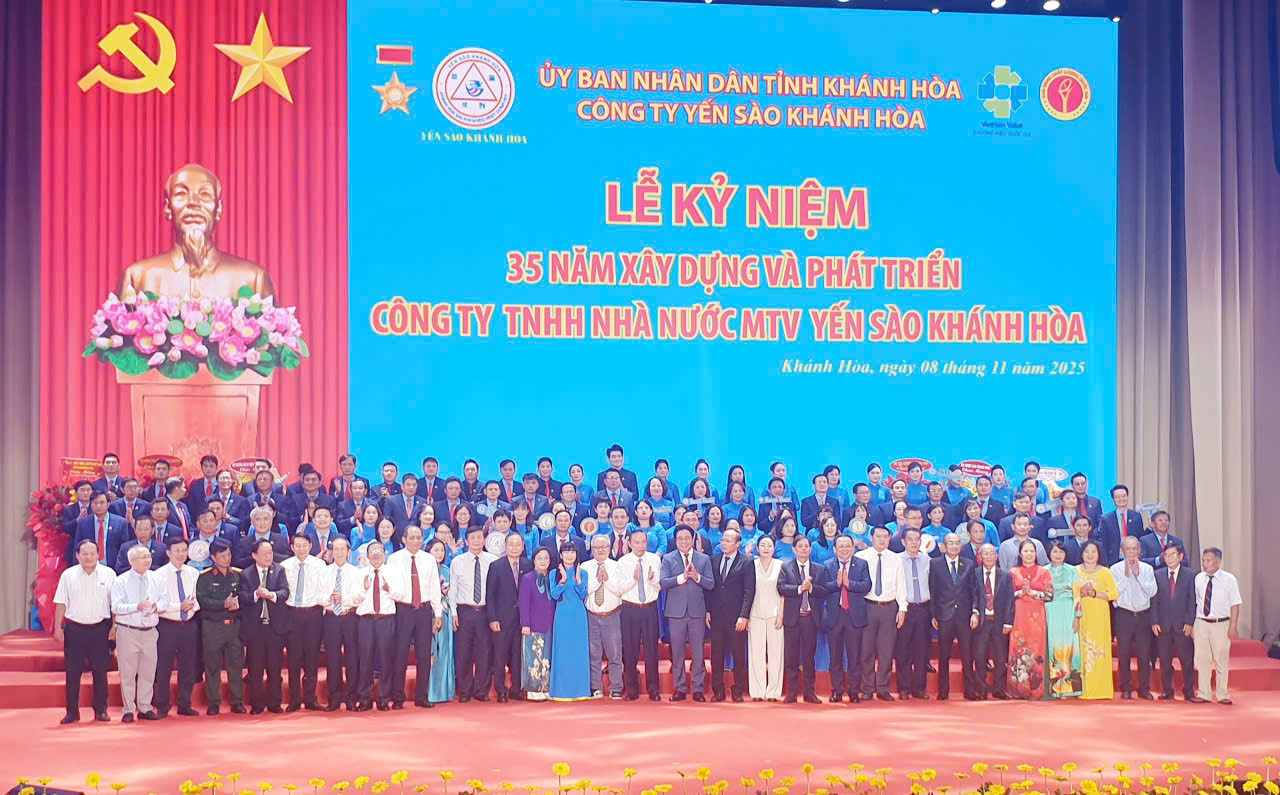 Các thế hệ lãnh đạo tỉnh và các thế hệ lãnh đạo Công ty qua các thời kỳ cùng chụp ảnh lưu niệm với cán bộ chủ chốt Công ty Yến sào