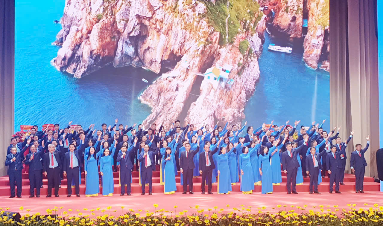 Gần 100 cán bộ chủ chốt Công ty đồng diễn bài ca Truyề thống Yến sào Khánh Hòa