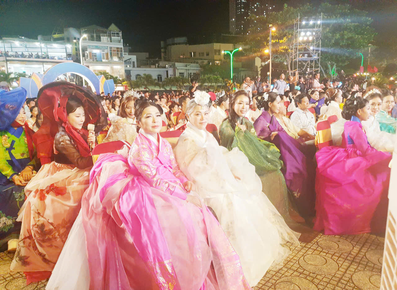 Đoàn nghệ sĩ Hàn Quốc đến tham dự Lễ hội Yến sào Khánh Hòa và biểu diễn nghệ thuật tại Nha Trang