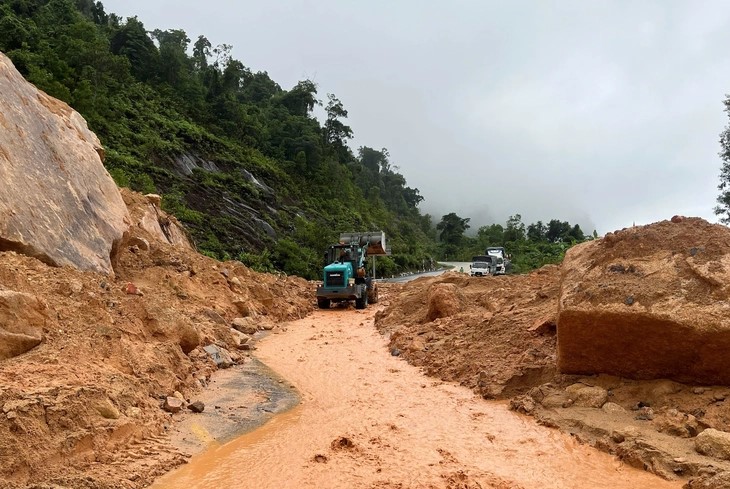 Sạt lở thương vong trên đèo Khánh Lê đang được khắc phục