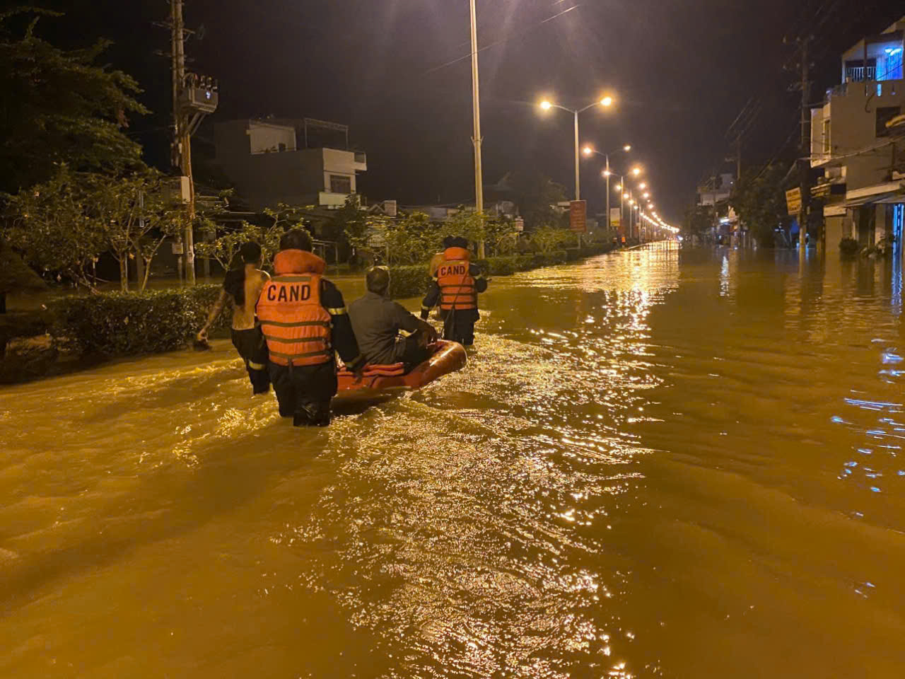 Lực lượng cứu nạn cứu hộ tiến sâu vào các khu dân cư đang bị ngập trong đêm