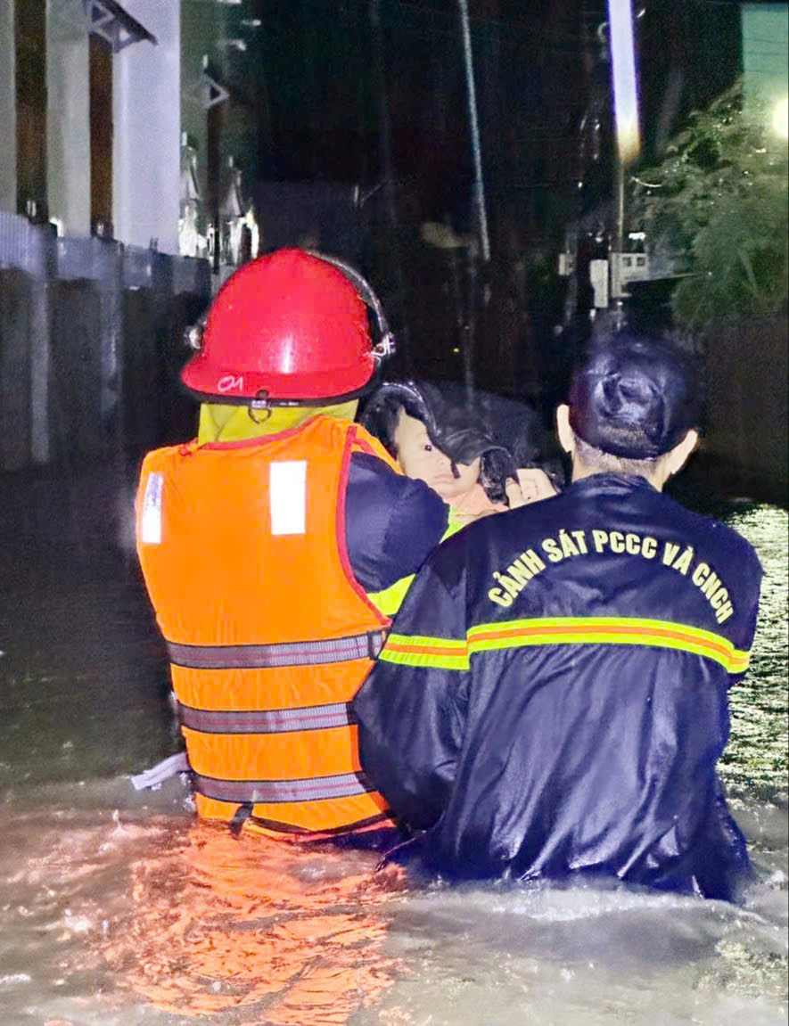 Em bé vùng ngập lụt đã được lực lượng cứu nạn cứu hộ Khánh Hòa sơ tán trong đêm