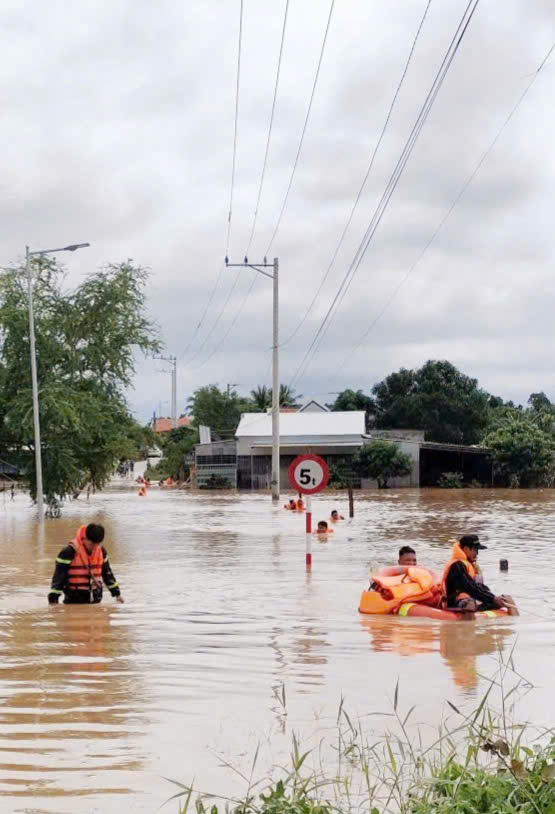 Lực lượng cứu hộ cứu nạn Khánh Hòa sẵn sàng tiếp cứu người dân vùng nước ngập sâu và không có lối thoát
