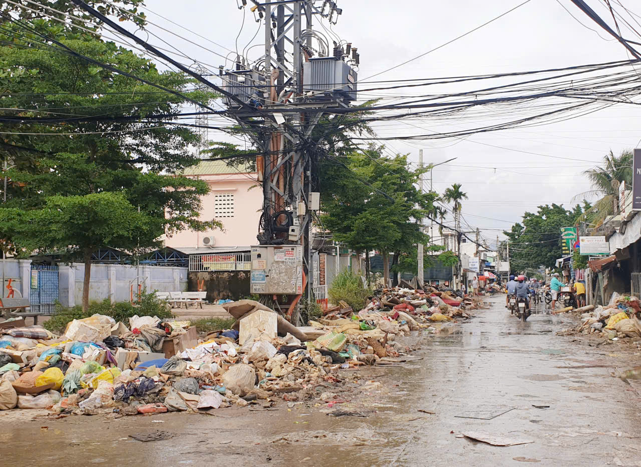 Con đường ngập rác kéo dài cả km