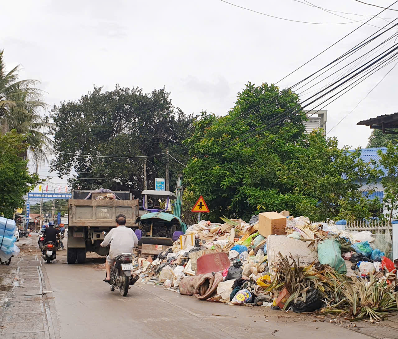   Rác thối tràn ra nhiều tuyến đường  