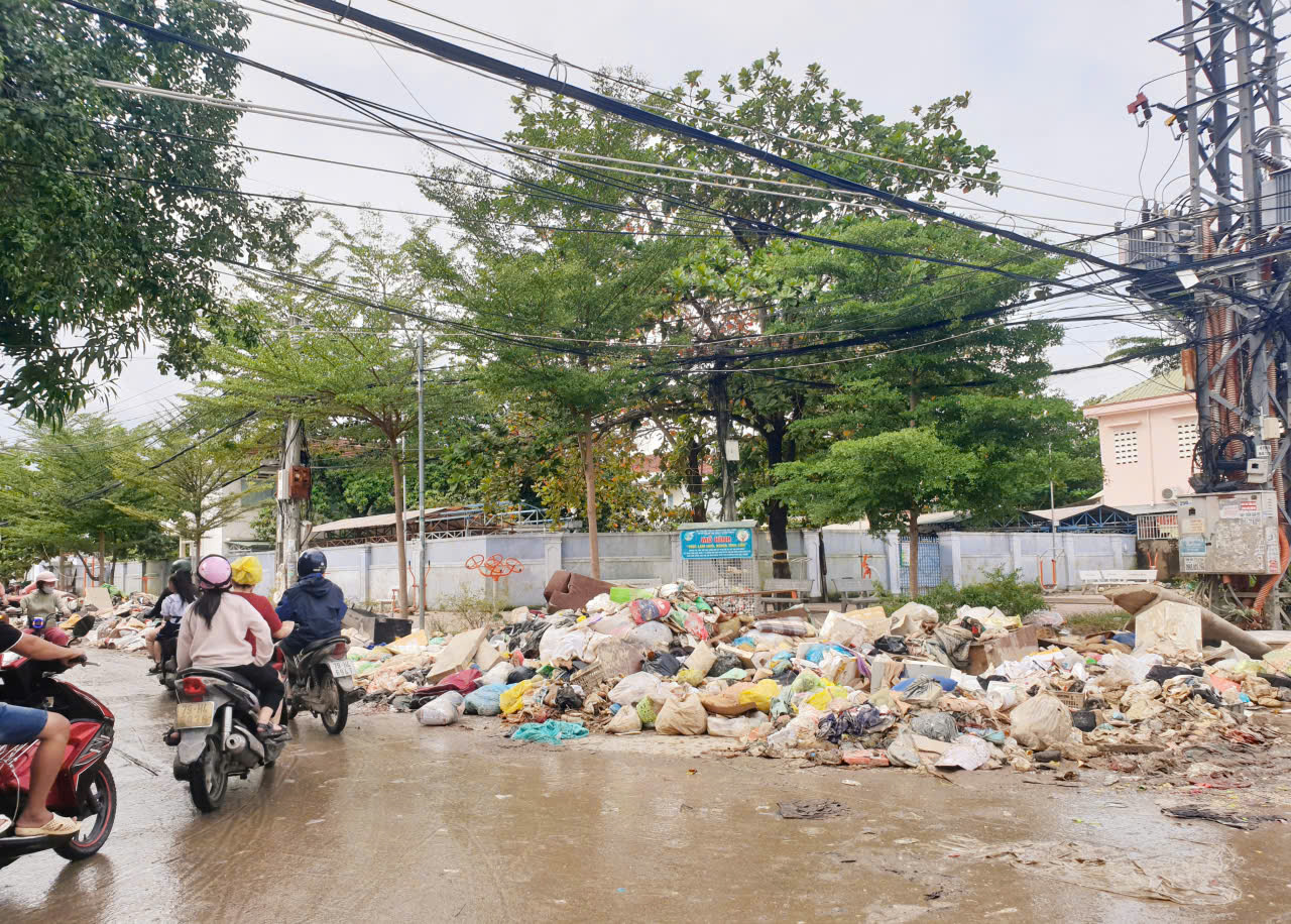 Trước trường Tiểu học Vĩnh Thái- Nam Nha Trang