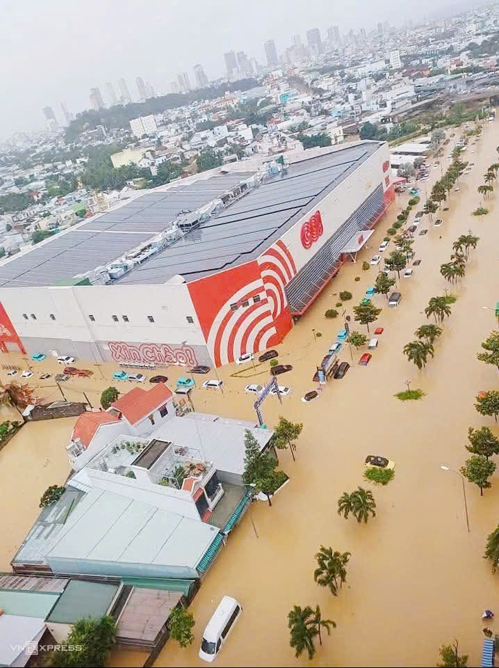 Siêu thị GO ở trung tâm TP.Nha Trang ngập gần đến mái