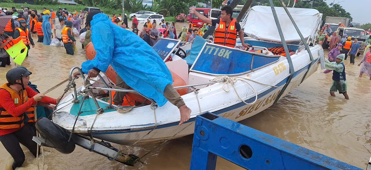 Các công ty du lịch, cá nhân có ghe thuyền, ca nô và lự lượng cứu hộ chuyên nghiệp tại các công ty đã chủ động ứng cứu dân vùng lũ Khánh Hòa