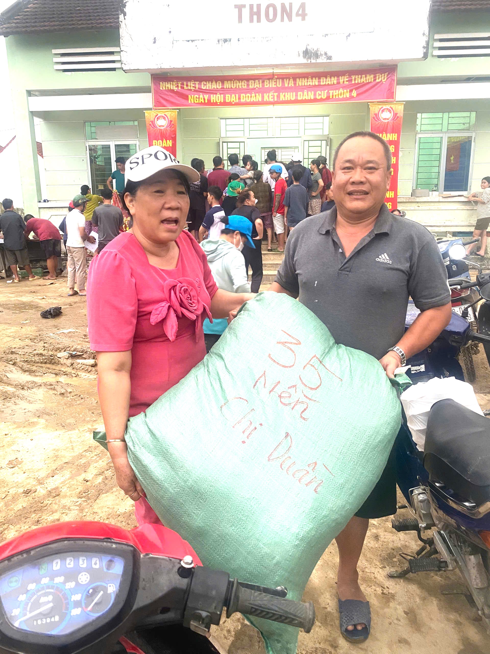 Chăn mền, cơm, nước uống là những hàng cứu trợ được các chị hội DN Nữ Khánh Hòa tiếp ứng về vùng ngập lụt....