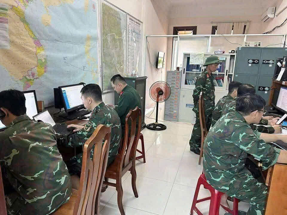 Lực lượng quân đội 112 lại tiếp tục công tác trực tiếp nhận hỗ trợ ứng cứu người dân