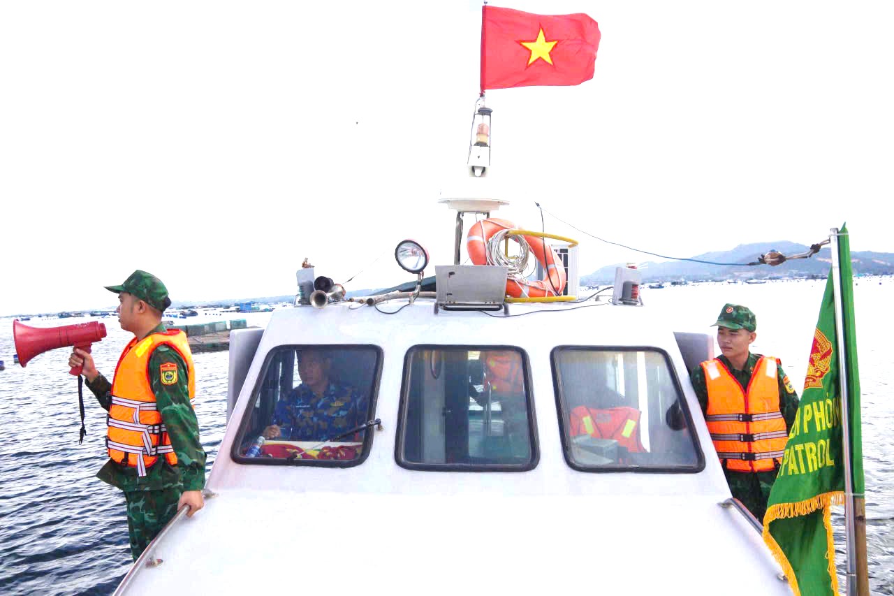 Lực lượng Biên phòng tỉnh Khánh Hòa kêu gọi tàu thuyền người dân tránh trú bão 15