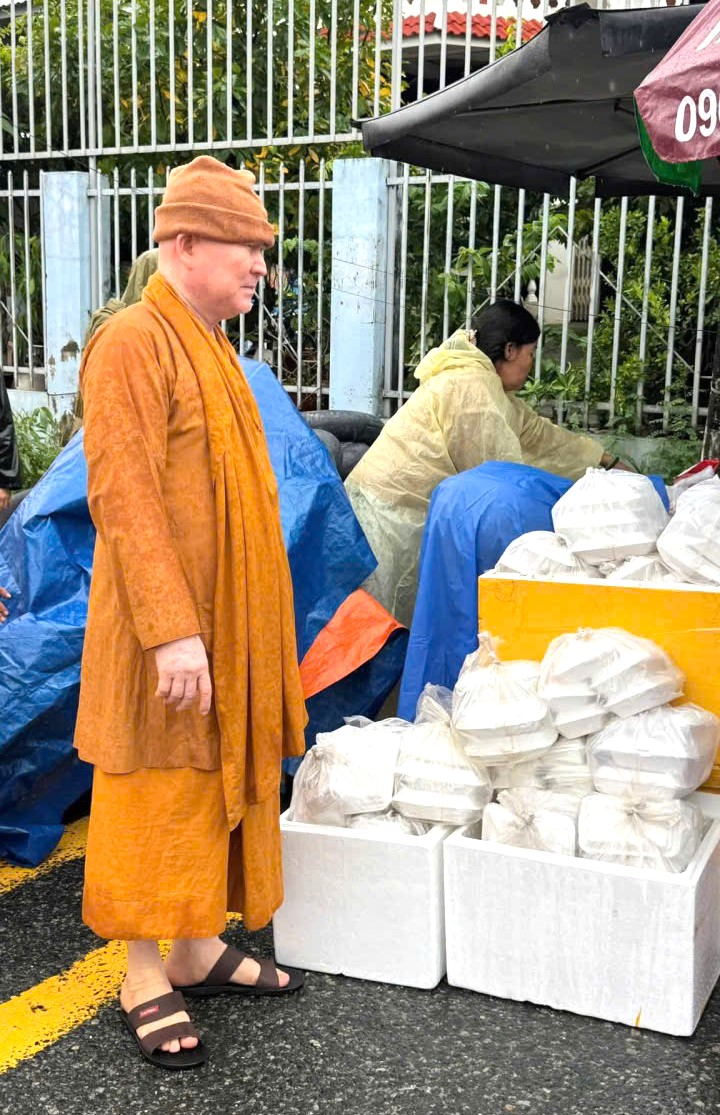 Nhiều chùa ở Nha Trang nấu cơm mỗi ngày tiếp ứng người dân vùng lũ và người dân khốn khó sau lũ lụt