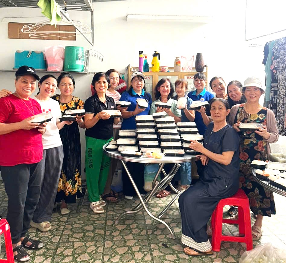 Nhóm bếp nghĩa tình hàng trăm suất mỗi ngày của chị em Hội DN Nữ Khánh Hòa