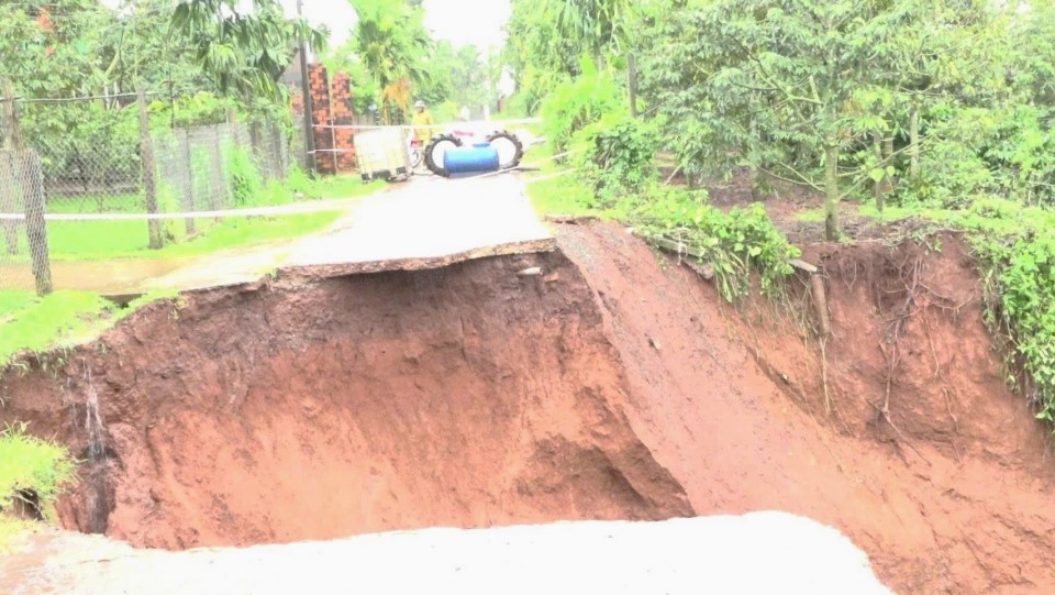 Trong những ngày qua sạt lỡ đường đã làm giao thông liên lạc tại nhiều vùng miền núi ở Khánh Sơn, Khánh Hòa; Krông Búk, Đắk Lắk bị chia cắt...