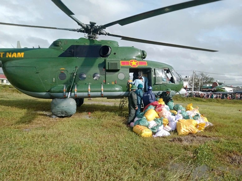 Trực thăng hỗ trợ thực phẩm, nhu yếu phẩm thiết yếu các vùng bị cô lập trong trận lũ vừa qua ở Miền Trung