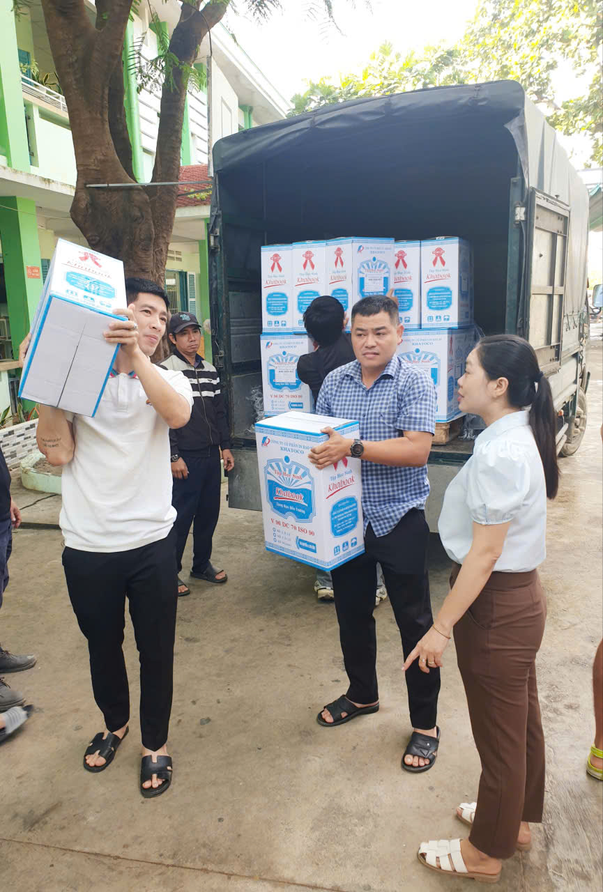 Các bạn phóng viên đang chuyển vở vào Trường tiểu học Vĩnh Ngọc