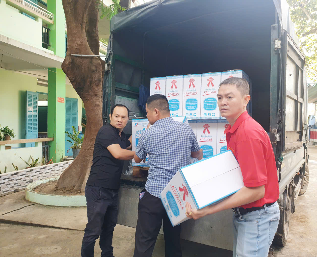 Các phóng viên chuyển 7.000 quyển vở cho Trương Tiểu học Vĩnh Ngọc