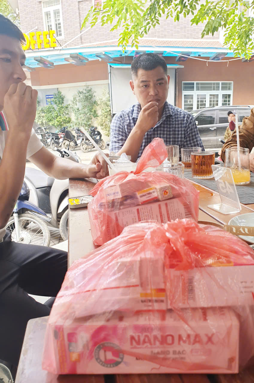 Các phóng viên vùng không ngập chuẩn bị những túi thuốc phòng trị bệnh để trao cho đồng nghiệp vùng ngập lụt