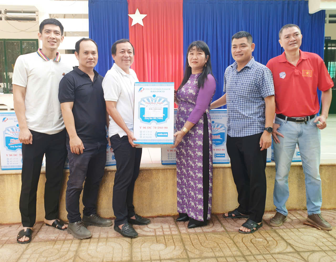 Chi hội trao tặng vở tại Trưởng Tiểu học Vĩnh Hiệp.