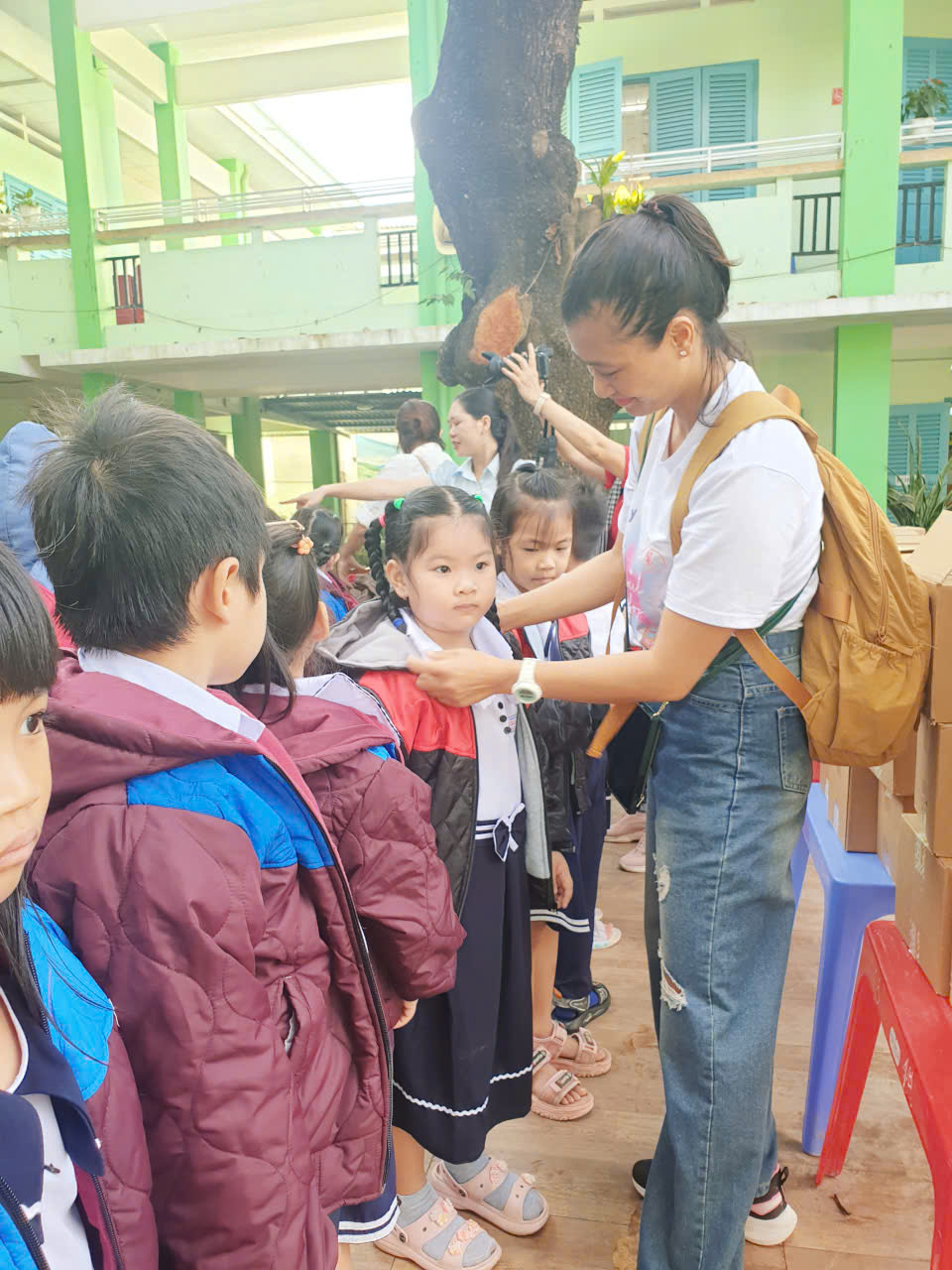 Cô và con đều hạnh phúc với những chiếc áo rất đẹp.