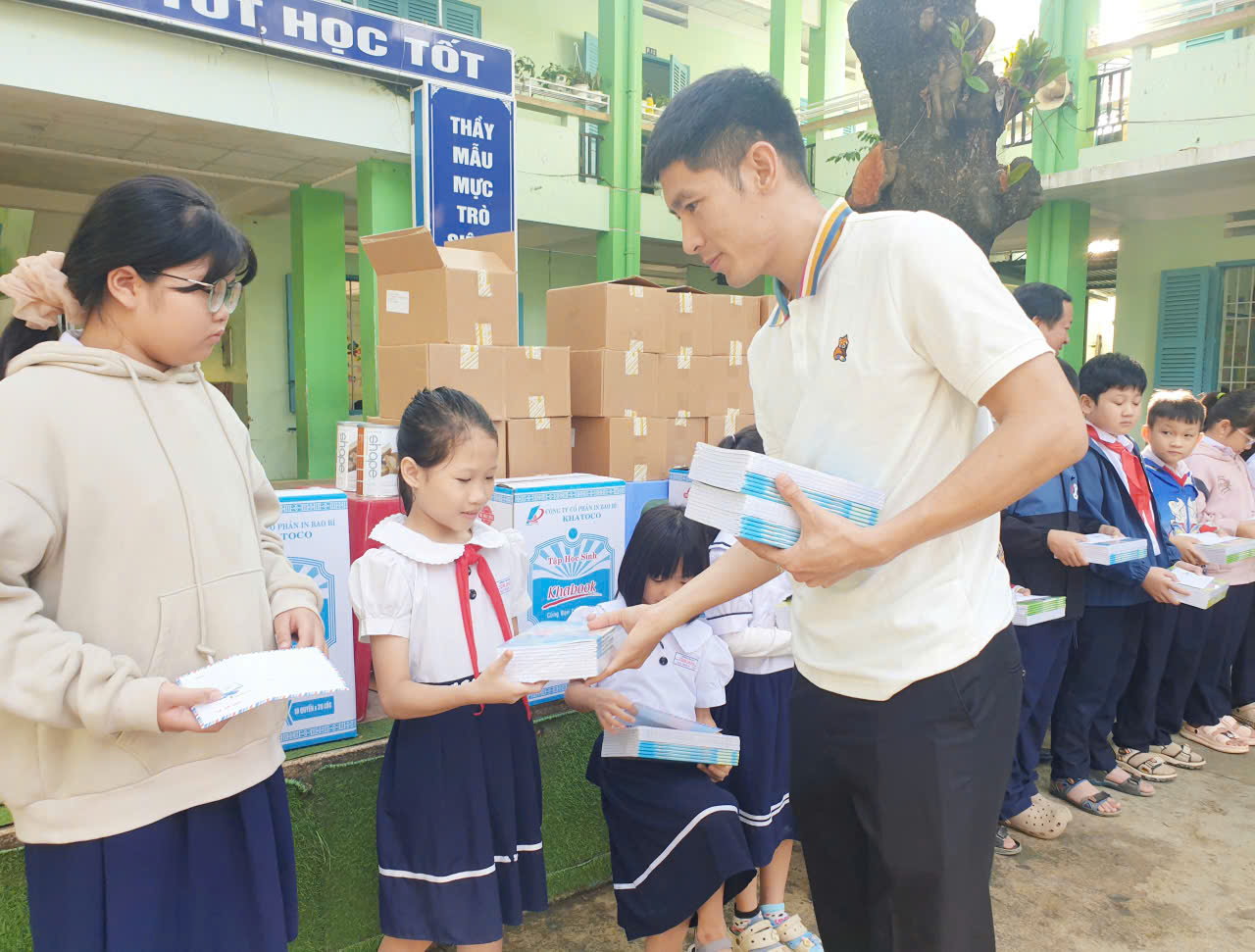 Đại diện Chi hội VPĐD, phóng viên thường trú tại Khánh Hòa trao tặng vở và tiền mua dụng cụ học tập cho các con.