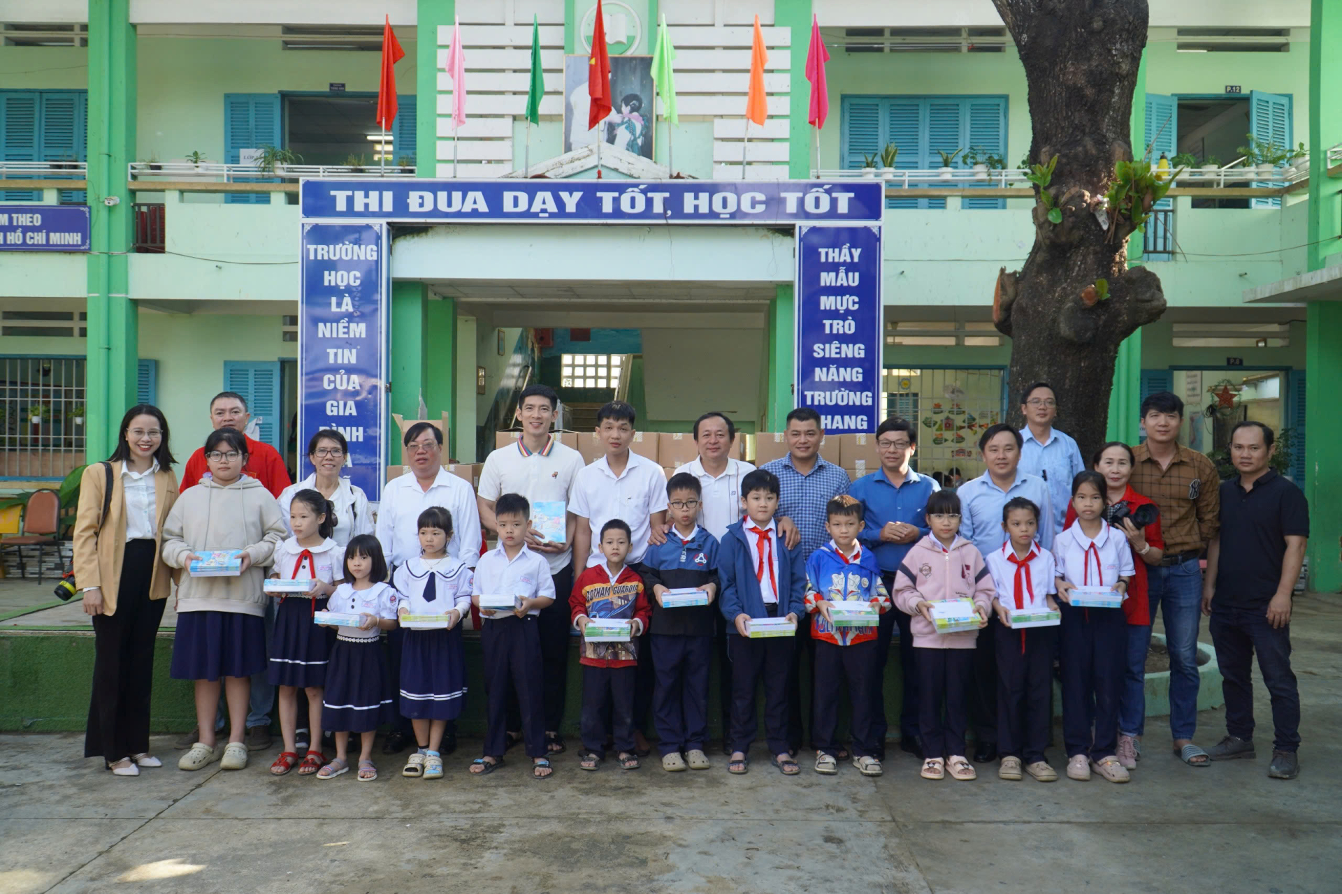 Đoàn phóng viên đại diện Chi hội chụp hình lưu niệm cùng các con...