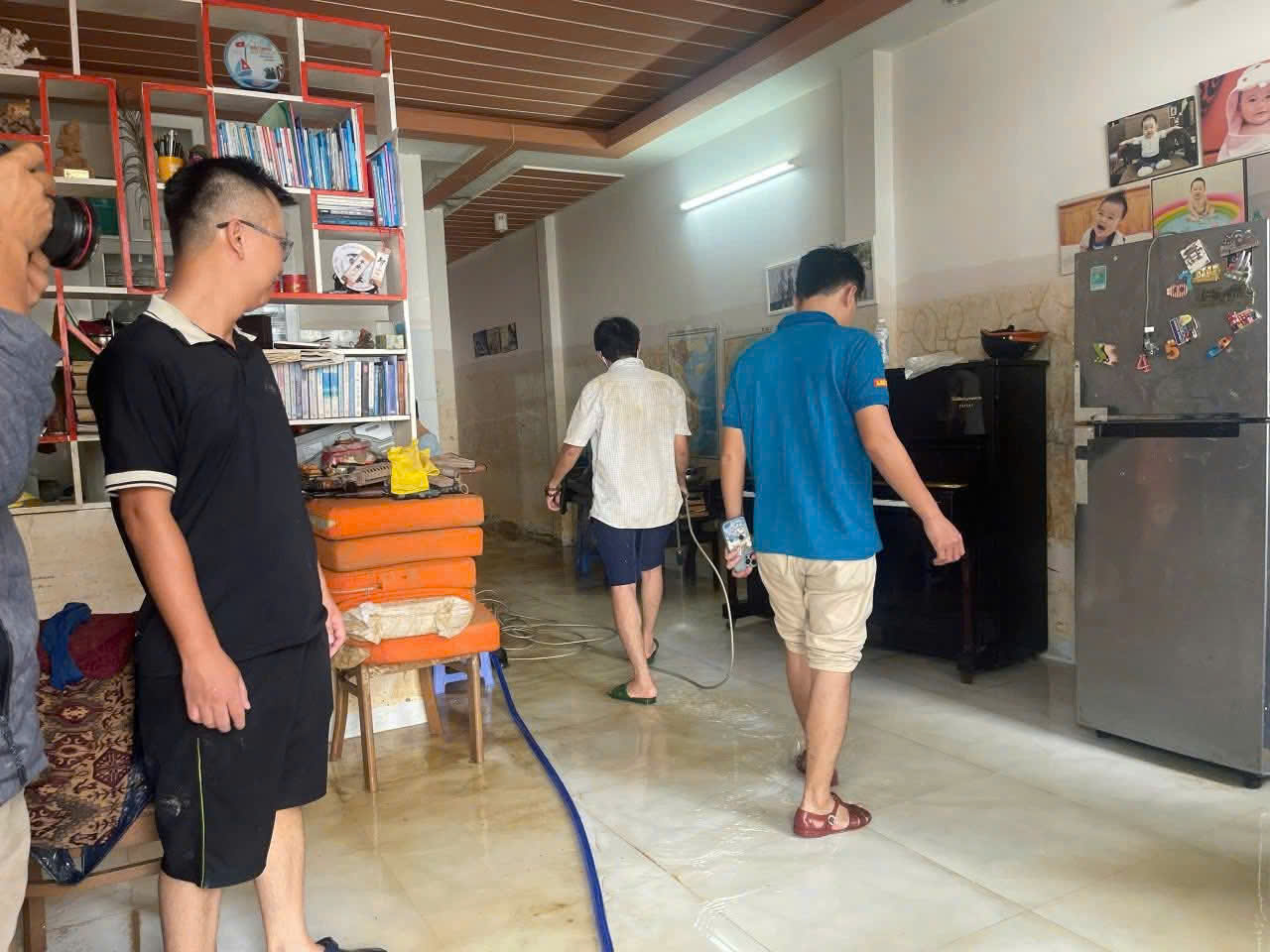 Ngôi nhà một phóng viên ngập gần 2m, ngổn ngang một bãi chiến trường đã được đồng nghiệp chung tay dọn sạch...