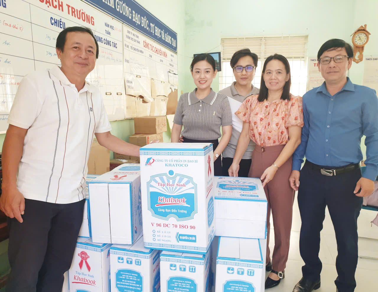 Nhà báo Văn Ngọc (trái), Chi hội Trưởng Chi hội Báo chí Thường trú tại Khánh Hòa trao quà cho Trường PTCS Cao Thắng, P.Tây Nha Trang, mức ngập trên 1,6m đã được 300 chiến sĩ Bộ đội giúp dọn sạch sau lụt