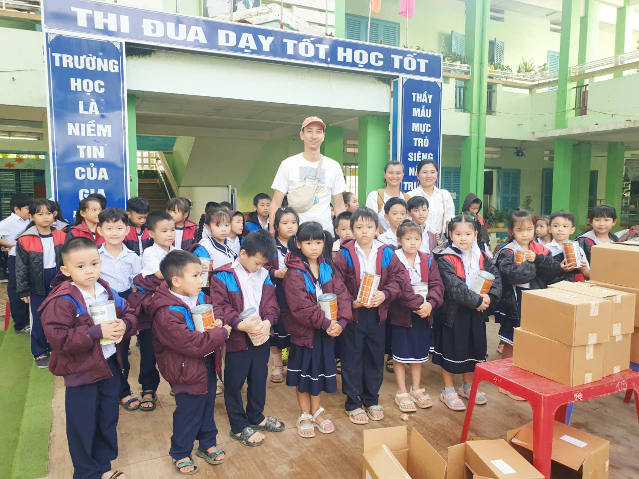 Nhóm các bạn Bùi Kim Ngân cùng chung tay trao tặng 200 áo ấm đặt chuyển vào từ Hà Nội và 200 hộp sữa công thức bổ dưỡng cho 200 học sinh Trường Tiểu học Vĩnh Ngọc