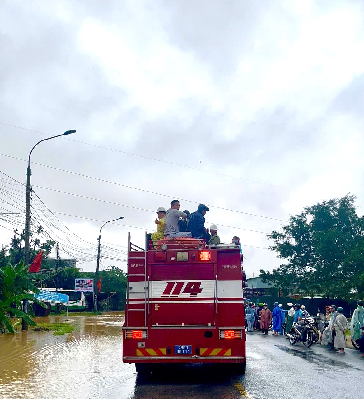 Các phóng viên tác nghiệp ngày lũ cùng lực lượng cứu hộ