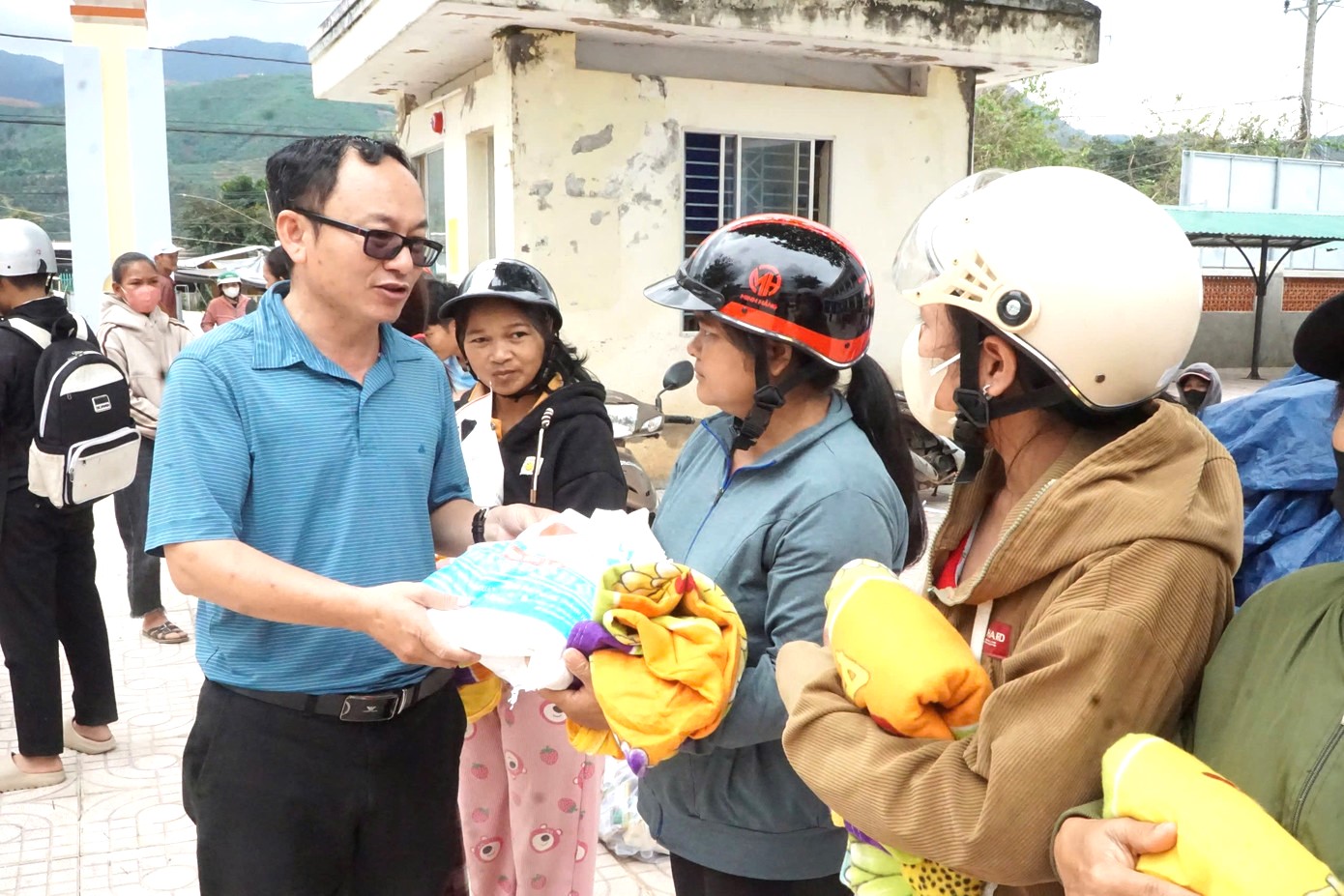 Nhà báo Trần Công Hoan, Báo Tiền Phong trao quà cho đồng bào huyện núi Khánh Sơn