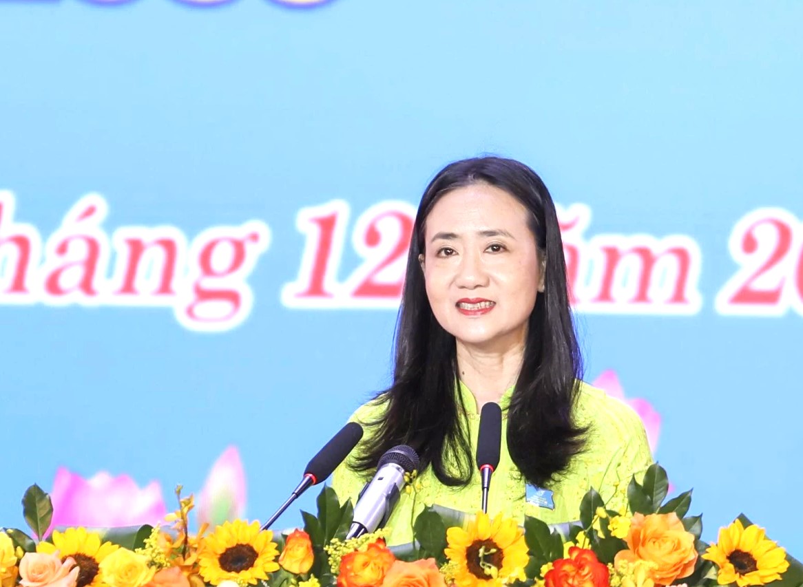 Bà Nguyễn Quỳnh Nga- Phó Chủ tịch Ủy ban MTTQ Việt Nam tỉnh, Chủ tịch Hội LHPN tỉnh Khánh Hòa phát biểu khai mạc Đại hội