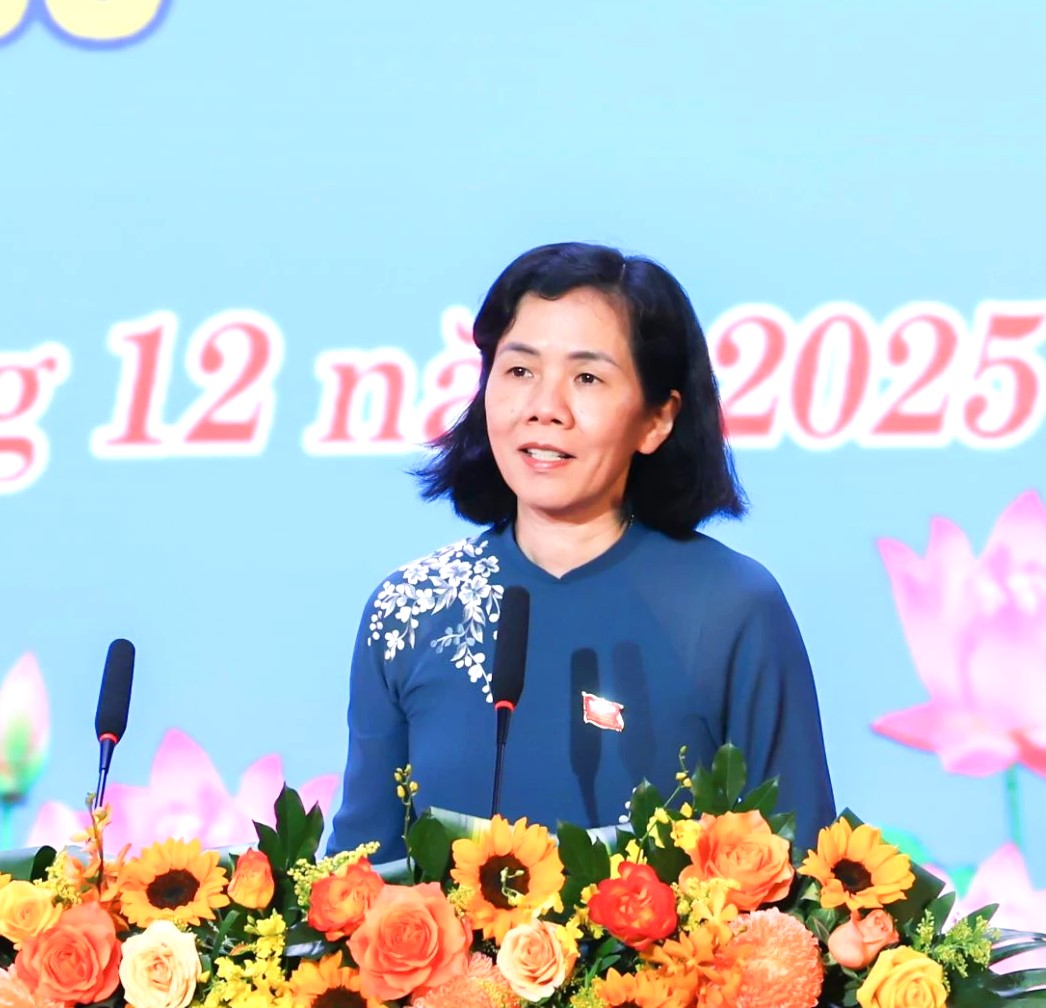 Bà Nguyễn Thị Minh Hương- Phó Chủ tịch Trung ương Hội LHPN Việt Nam chúc mừng Đại hội