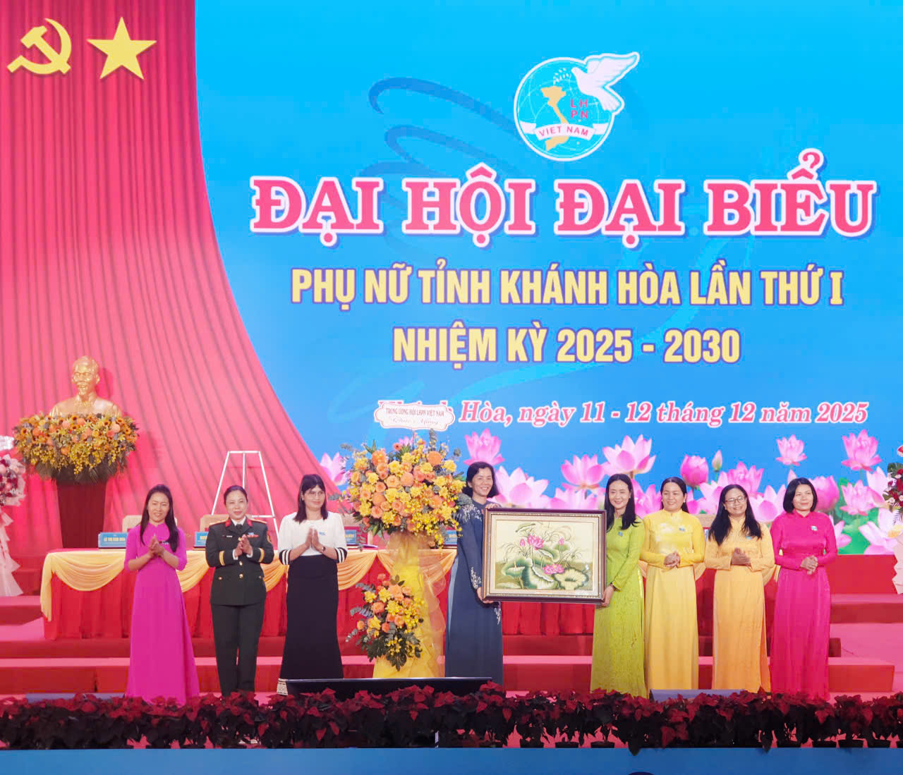 Bà Nguyễn Thị Minh Hương- Phó Chủ tịch Trung ương Hội LHPN Việt Nam (áo dài tím xanh, trái) trao tặng hoa và tranh chúc mừng Đại hội