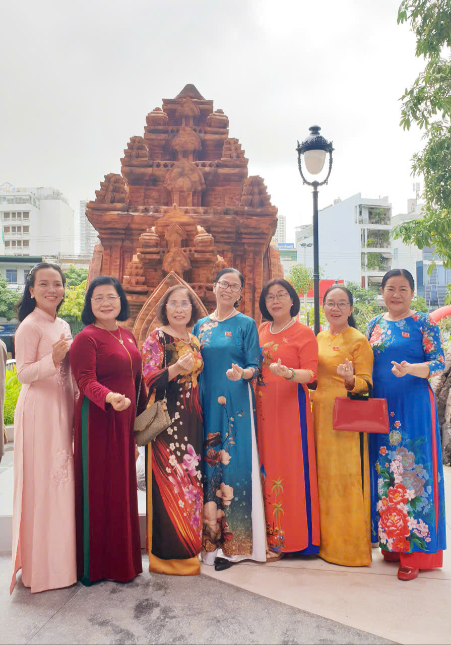 Các đại biểu tham dự Đại hội chụp ảnh lưu niệm bên mô hình tháp Bà Ponagar