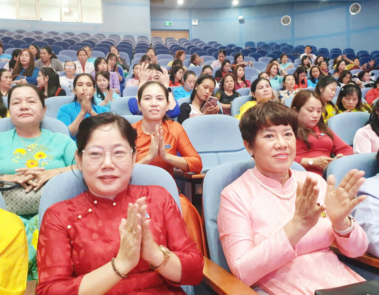 Các đại biểu tham dự vỗ tay chúc mừng Ban chấp hành nhiệm kỳ mới