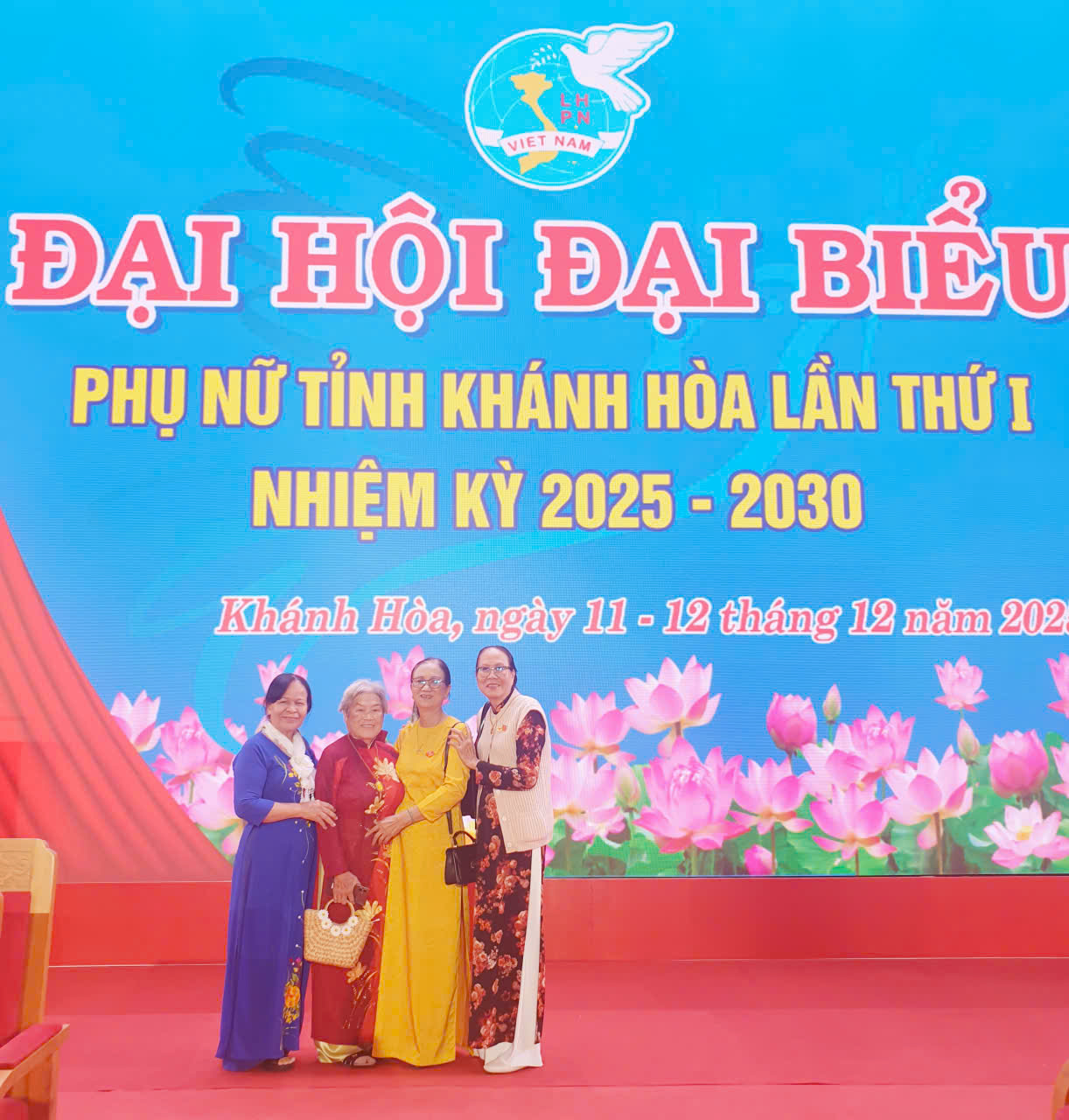 Các cựu lãnh đạo Hội LHPN tỉnh chụp hình lưu niệm tại Đại hội