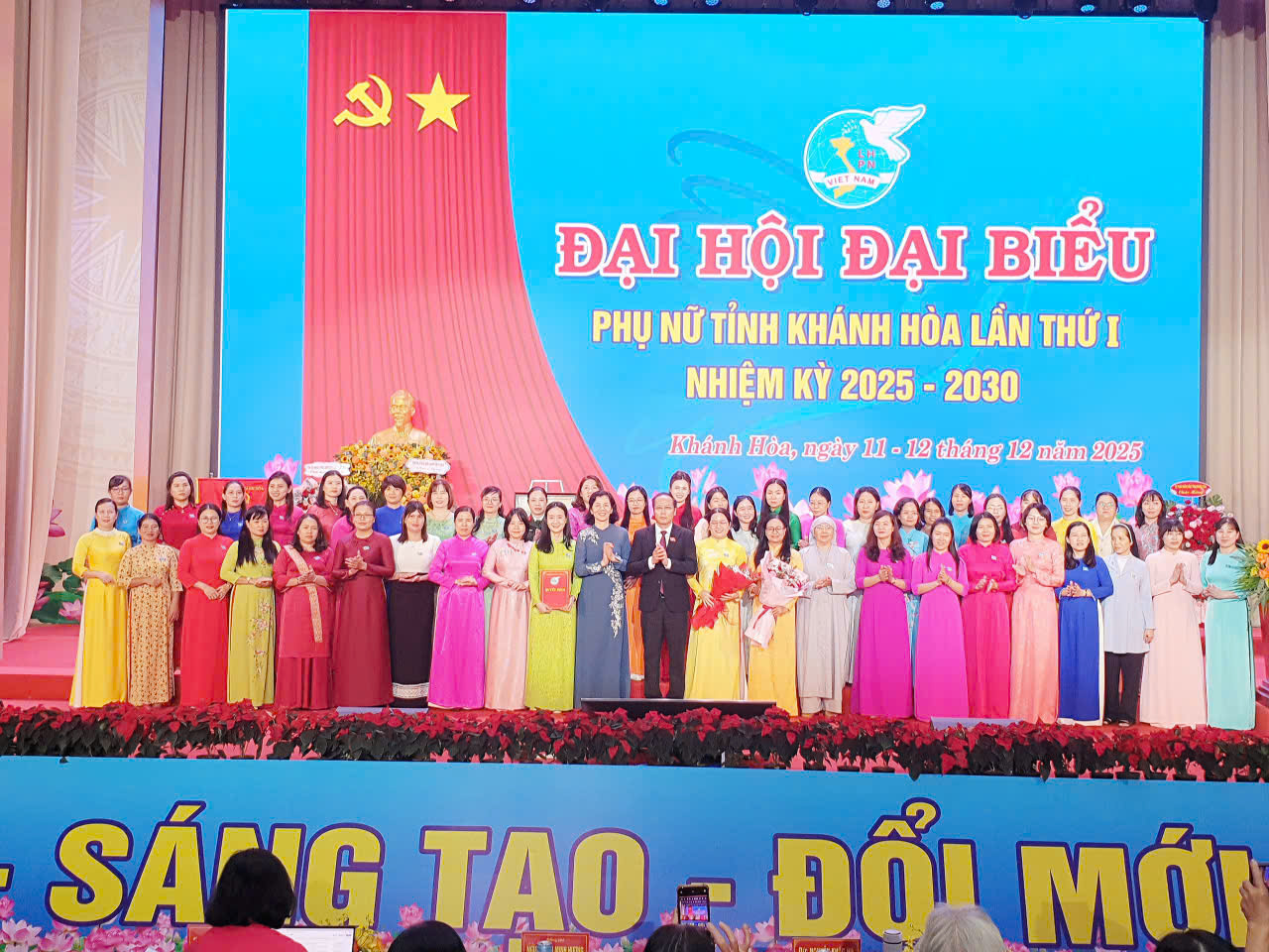 Lãnh đạo Trung ương Hội và Lãnh đạo Tỉnh trao Quyết định bổ nhiệm và tặng hoa chúc mừng Ban chấp hành nhiệm kỳ mới