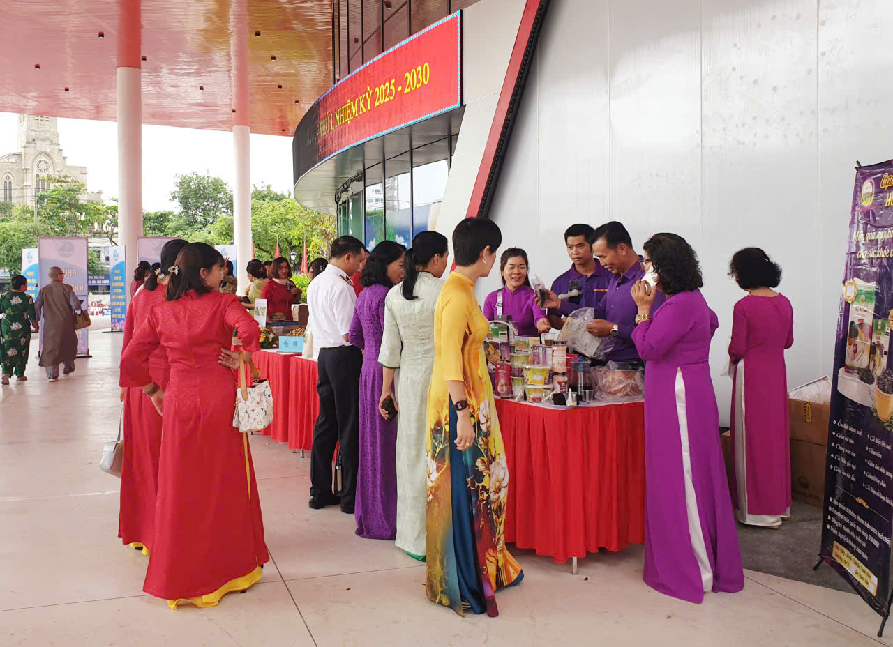 Nhiều dòng sản phẩm từ gạo tím Việt Nam được đông đảo đại biểu quan tâm