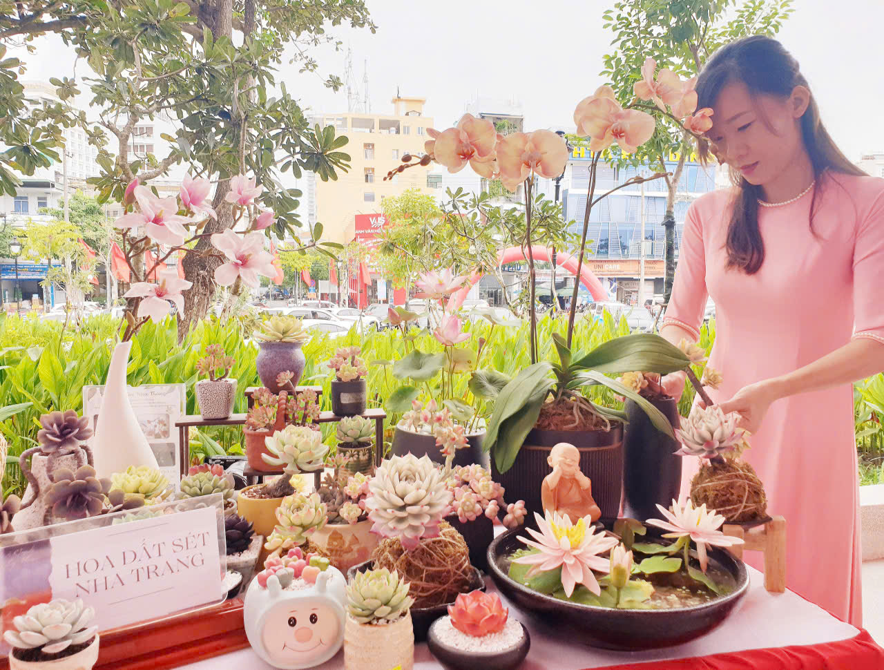 Sản phẩm khởi nghiệp hoa đất sét của phụ nữ phường Nam Nha Trang được trưng bày tại sảnh đại hội