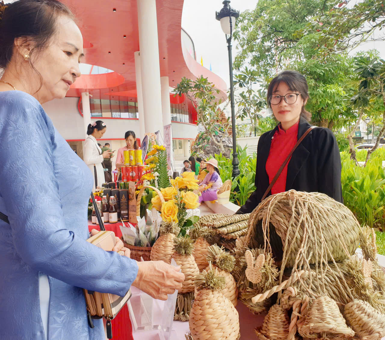 Sản phẩm thủ công mỹ nghệ của phụ nữ Ninh Tây giới thiệu tại sảnh đại hội