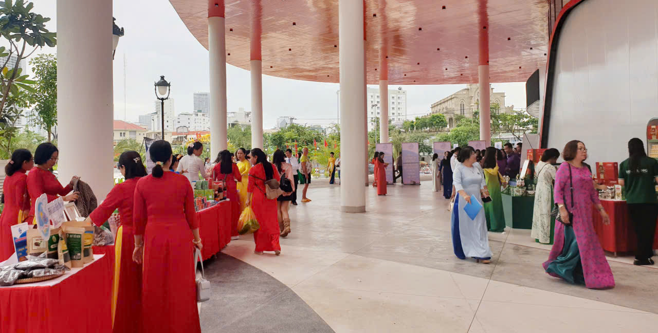 Không gian trưng bày các sản phẩm khởi nghiệp của nhiều phụ nữ Khánh Hòa