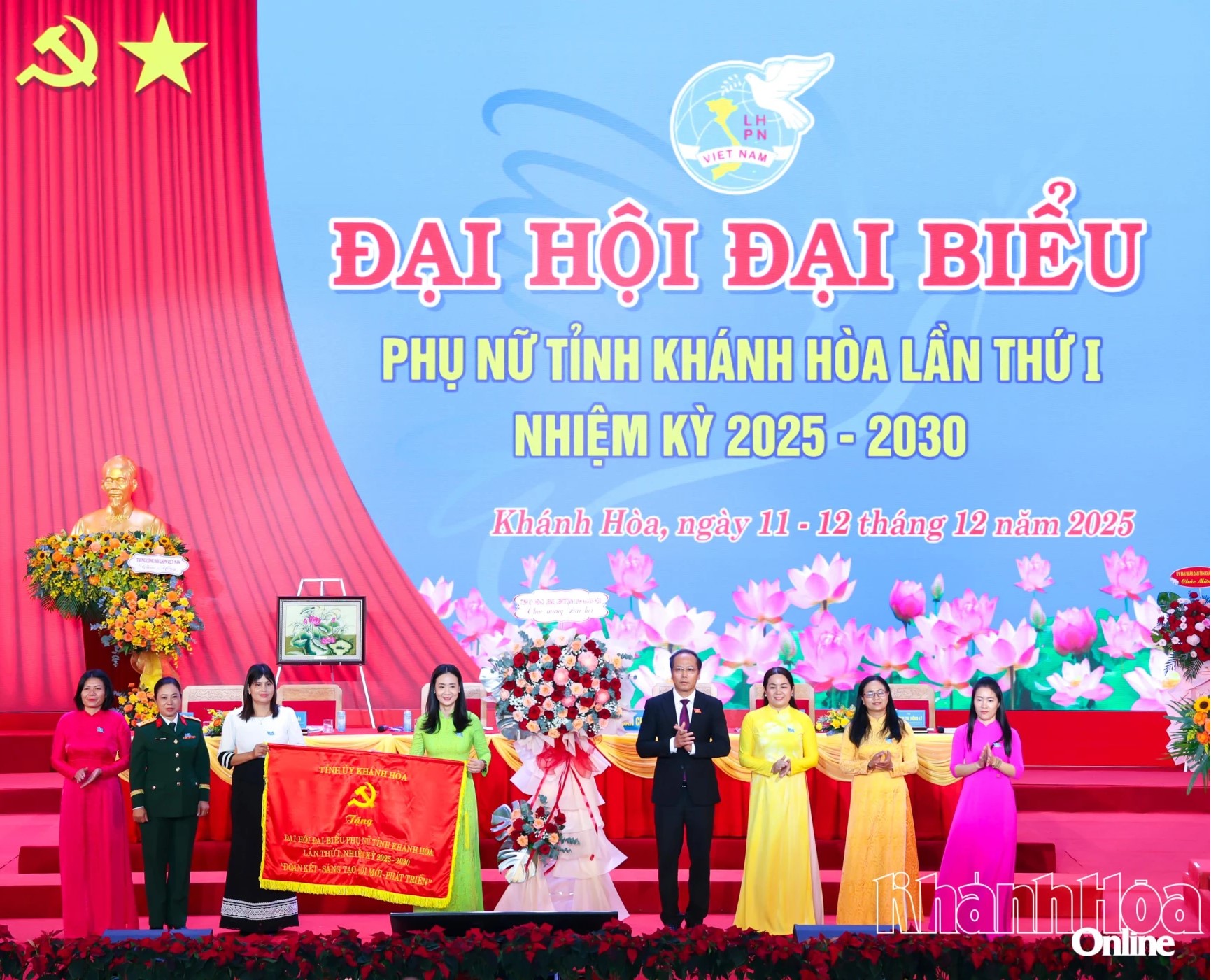 Ông Nguyễn Khắc Hà- Phó Bí thư Tỉnh ủy, Chủ tịch Ủy ban MTTQ Việt Nam tỉnh Khánh Hòa trao cờ, hoa chúc mừng Đại hội, ảnh Công Định