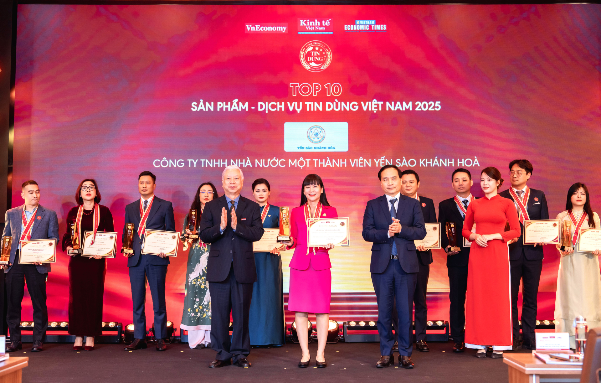 Bà Trịnh Thị Hồng Vân, Chủ tịch Hội đồng thành viên Công ty Yến sào Khánh Hòa (giữa) nhận Cup và Bằng vinh danh Top 10 Thương hiệ Sản phẩm- Dịch vụ Tin dùng Việt Nam 2025