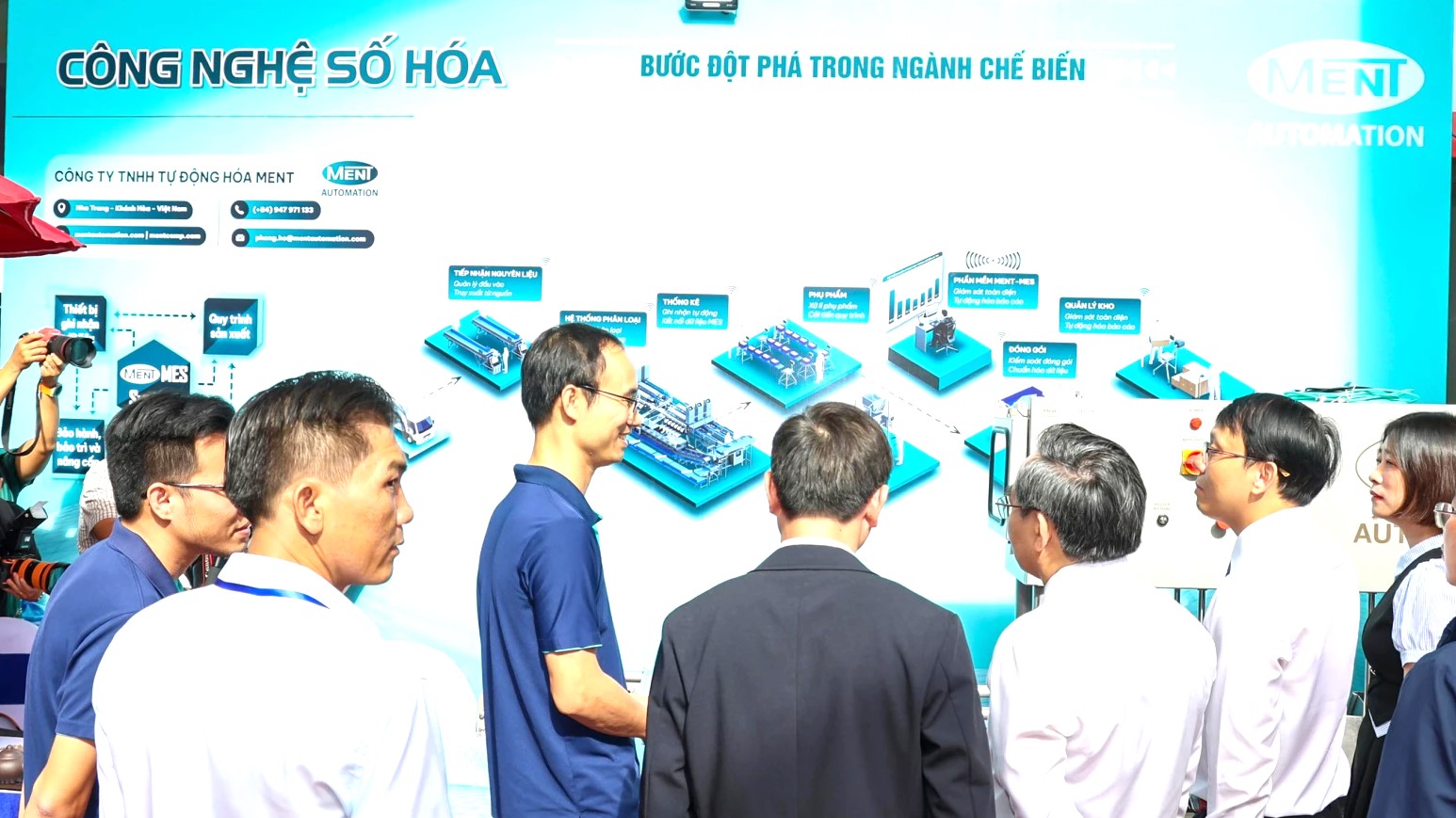 Các đại biểu tham quan gian hàng công nghệ chế biến