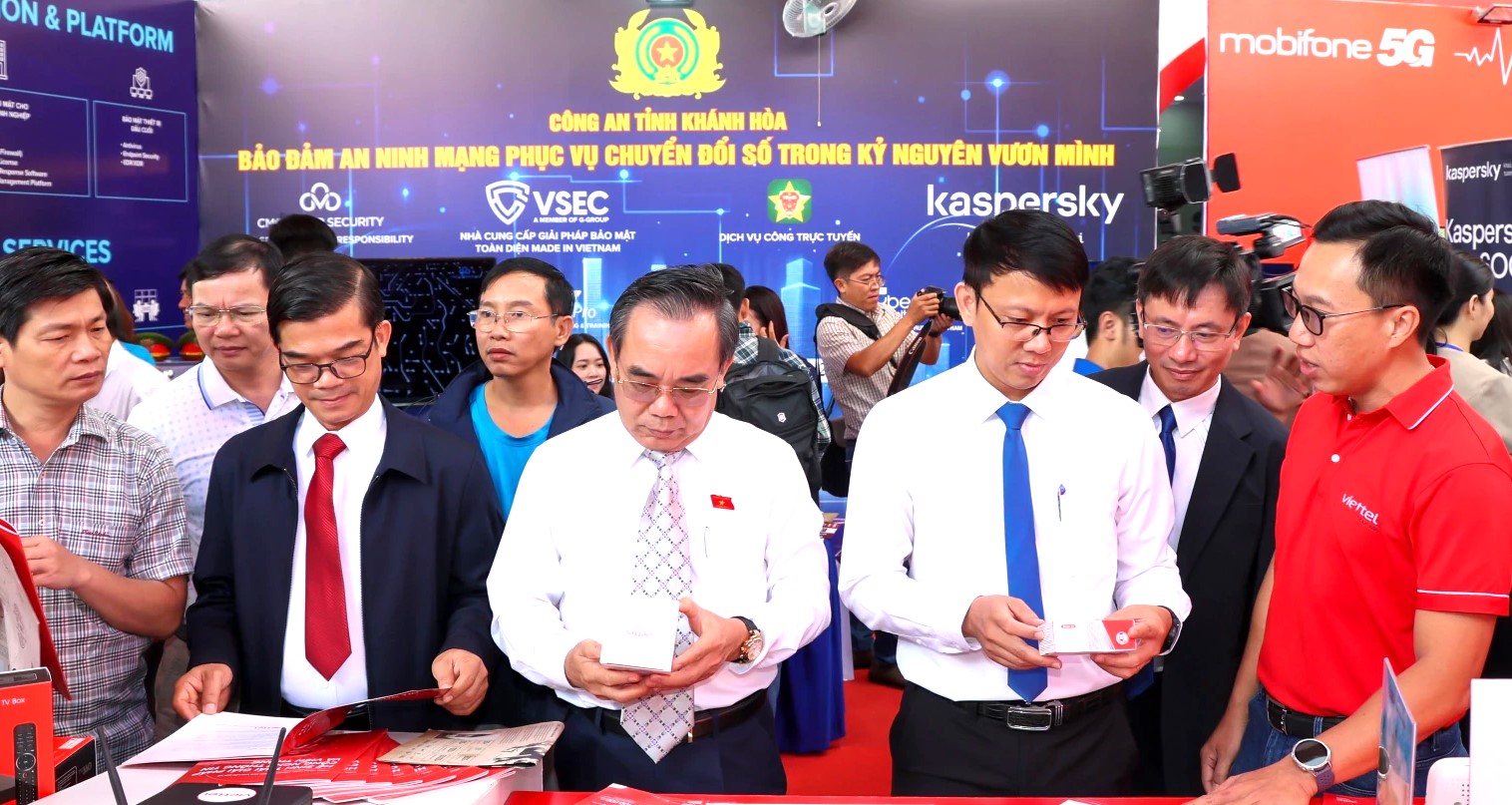 Các gian hàng Mobil, Viettel và Công An tỉnh(giới thiệu tính năng định danh điện tử) là những gian hàng tiếp đón nhiều khách tham quan, tư vấn