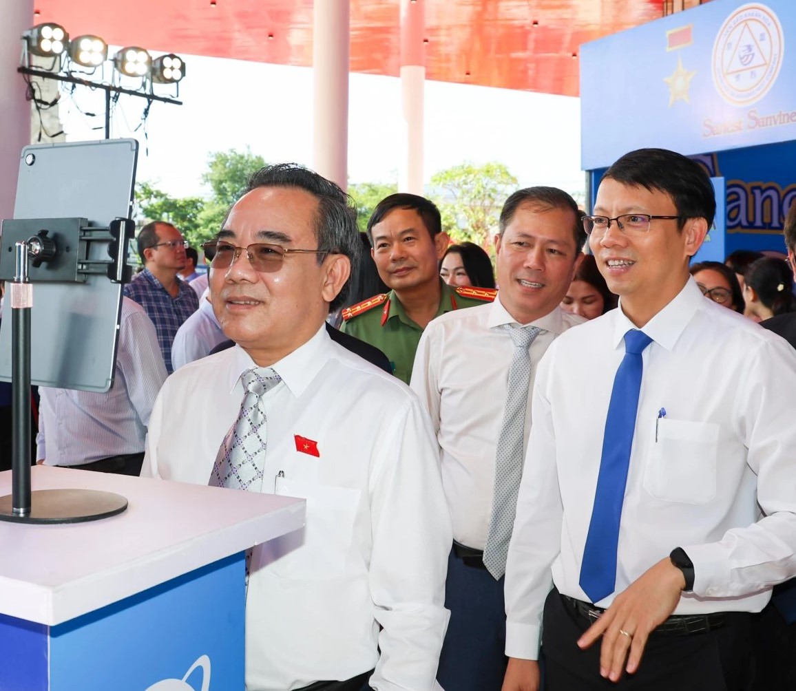 Đại biểu lãnh đạo tỉnh tham quan trải nghiệm tại gian hàng phần mềm nhận diện khuôn mặt